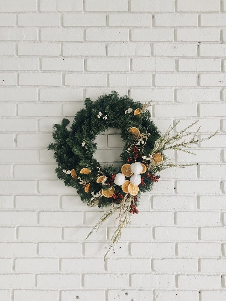 How to Make a DIY Holiday Wreath with Little Effort and High Reward