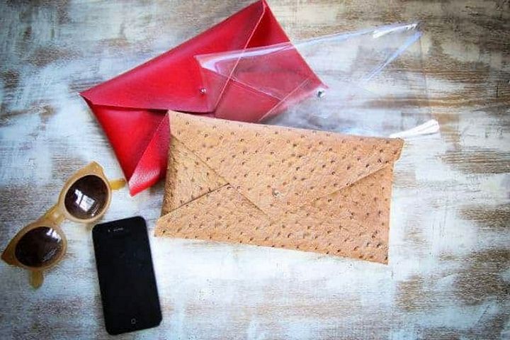 Make a No Sew Vinyl DIY Pouch in 10 minutes