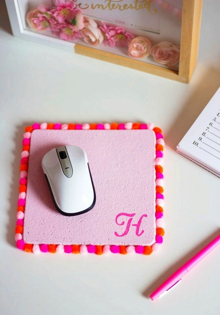 DIY Pom Pom Mouse Pad