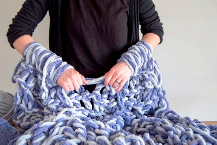 How To Arm Knit a Blanket in Just One Hour