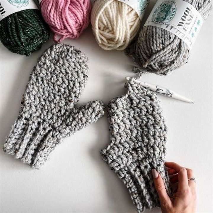 Beginner Bulky Mittens – Free Crochet Pattern
