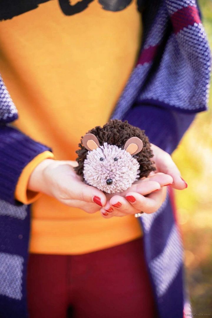 Easy DIY Pom Pom Hedgehog Kids Fall Craft