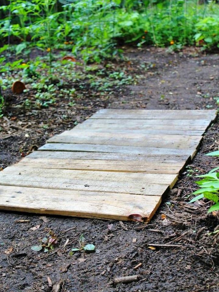 Easy Upcycled DIY Wood Pallet Garden Walkway