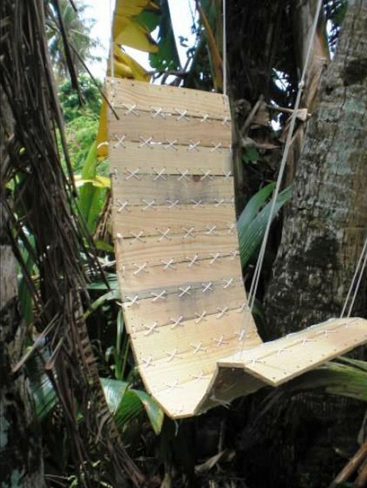 Paracord Laced Pallet Hanging Chair