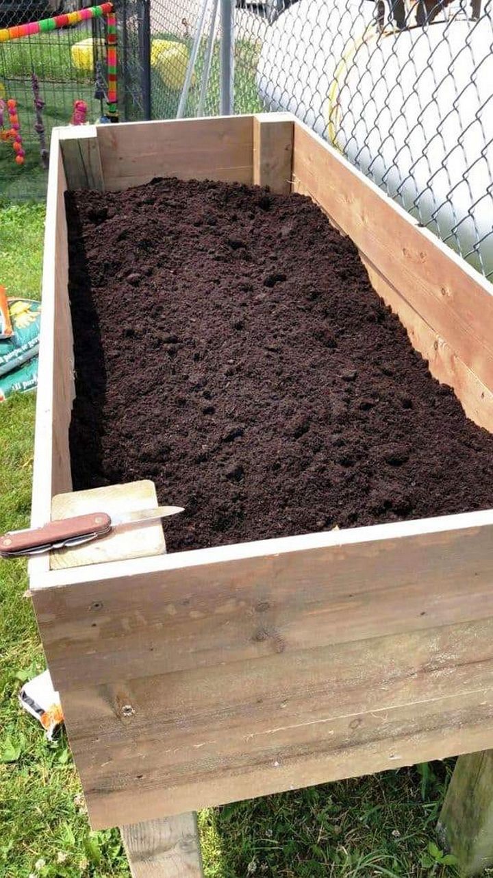 Raised Pallet Planter Box