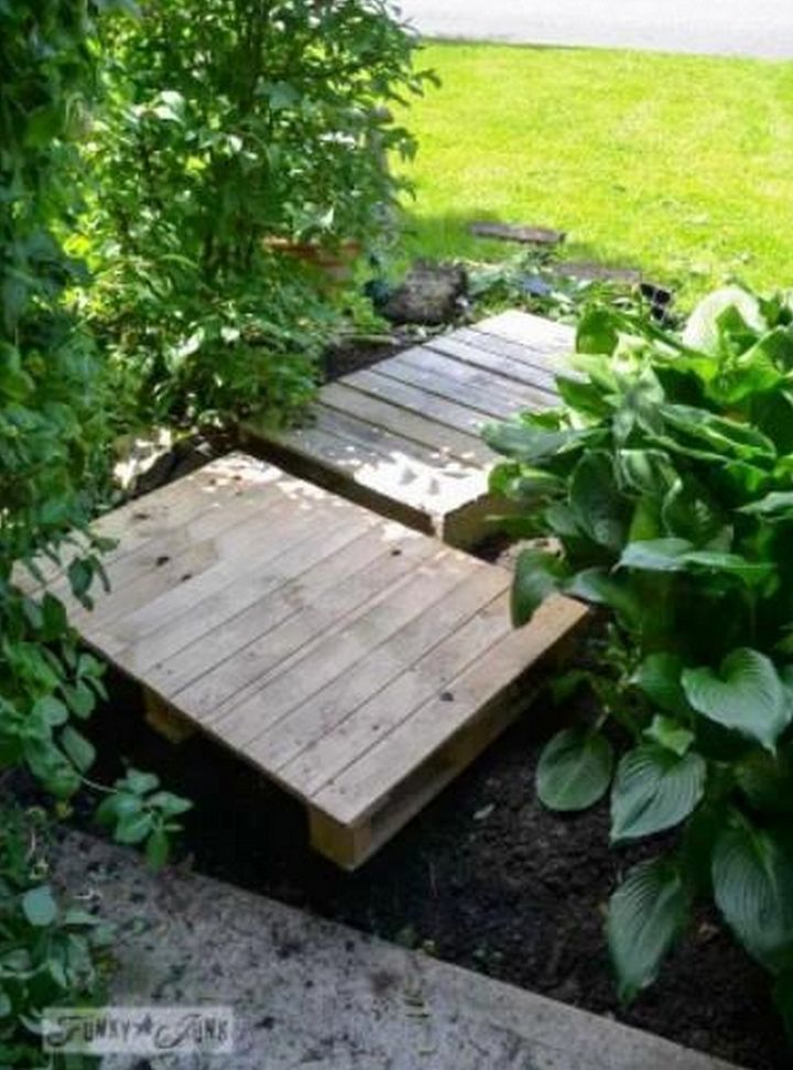DIY Pallet Walkways in Garden