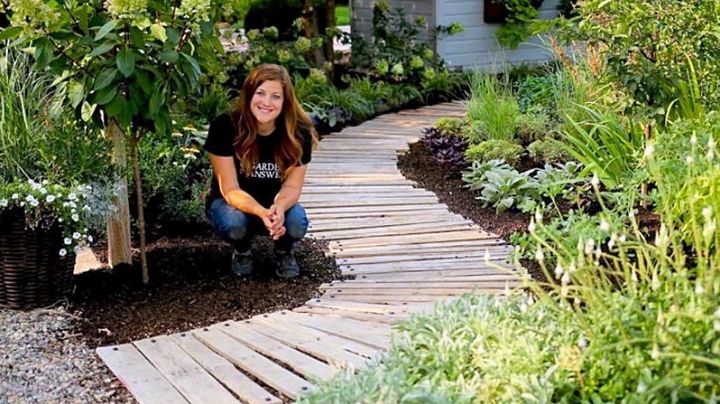 Use Wood Pallets To Make A Garden Walkway