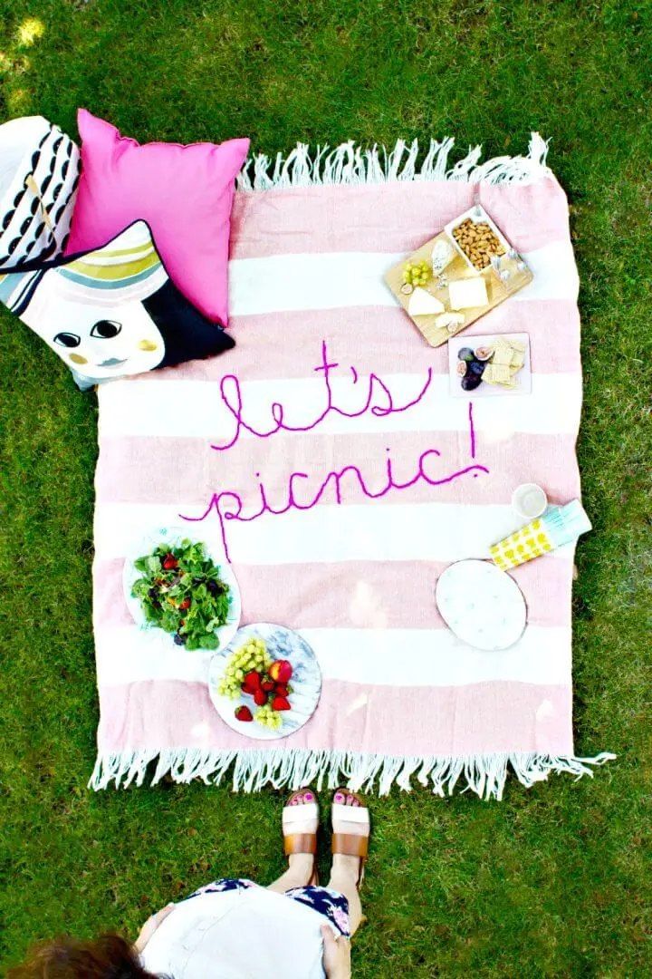 30 Throw Blankets For Summer That You can DIY