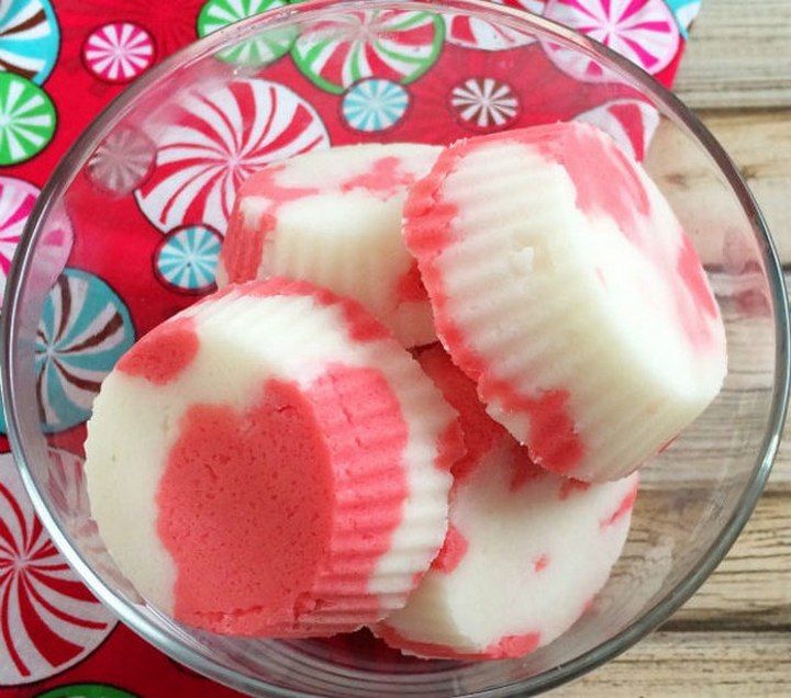 Easy DIY Peppermint Bath Bombs