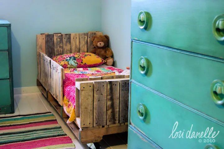 DIY Toddler Pallet Bed